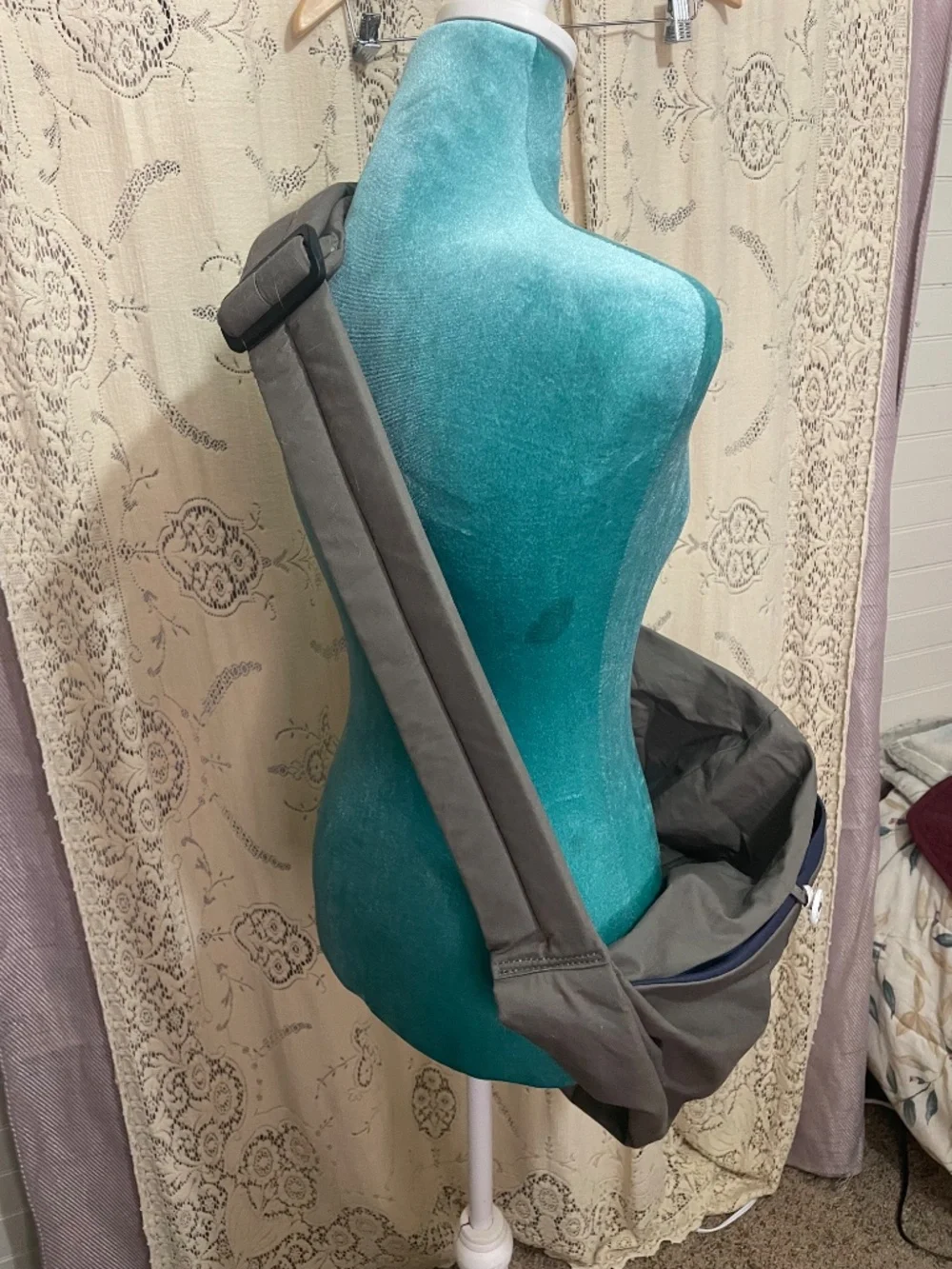 SlowTon: hands-free pet carrier sling